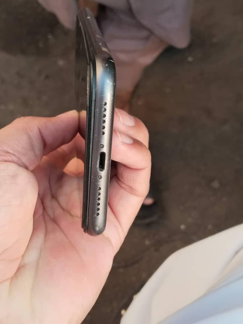 Apple iPhone 11 3