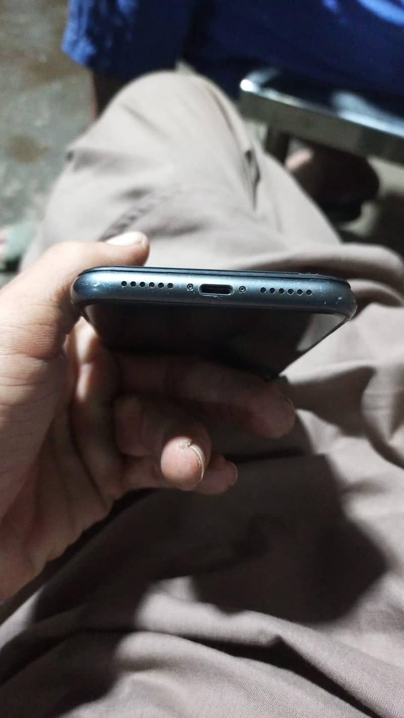 Apple iPhone 11 4