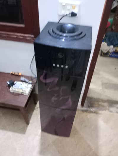 Pel water dispenser