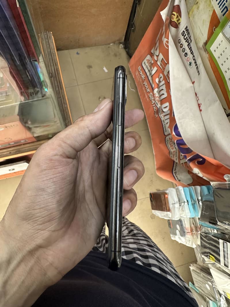 iPhone X 4