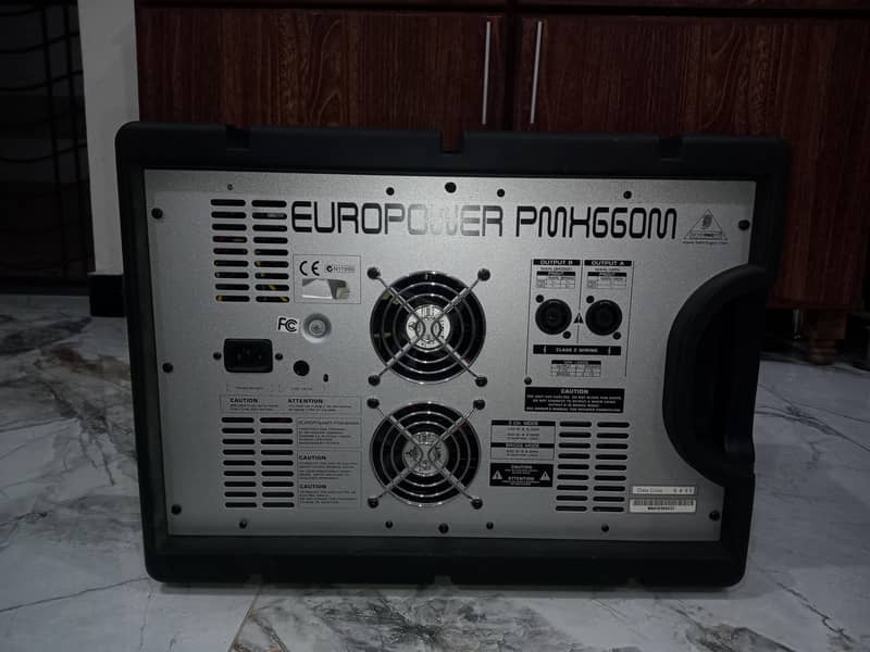 Behringer Powered Mixer 4