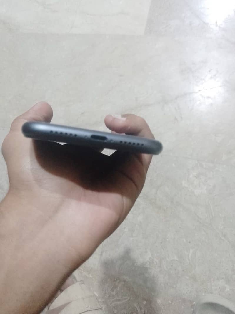 Apple iPhone 11 4