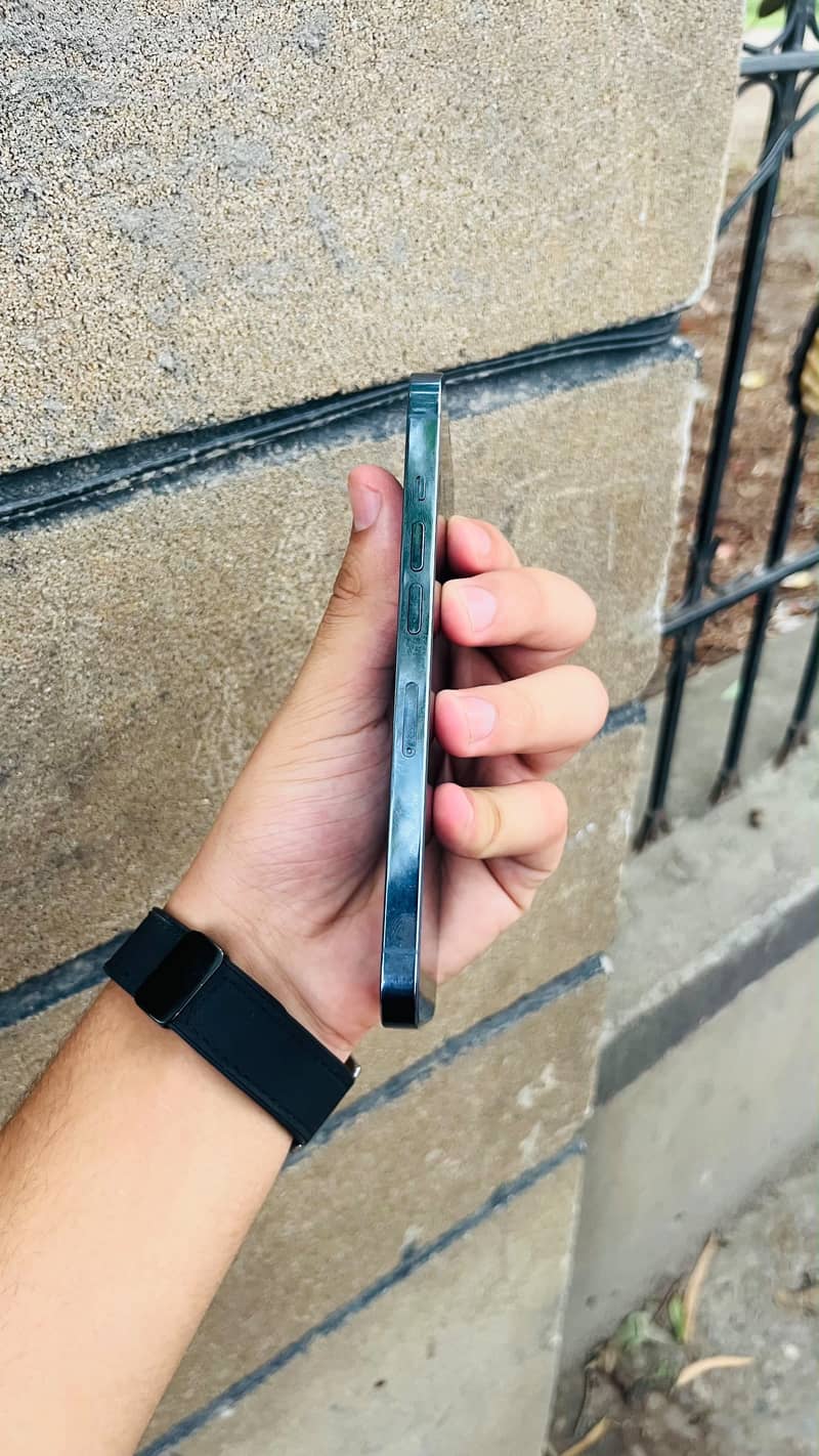 Apple iPhone 13 Pro 2