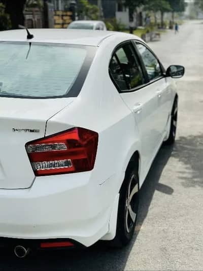 Honda city 2016 white 0/3/0/3/9/1/0/1/5/8/5