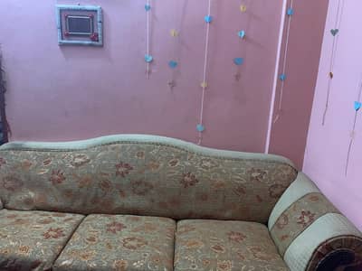 3 seater sofa in 10 out of 10 condition in used