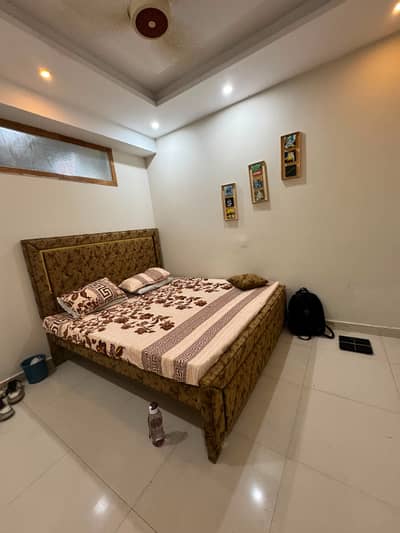 Shearing room available for rent in E11 4