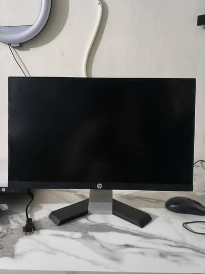 HP LCD 19 inches condition 10x9 all okay bezel less used