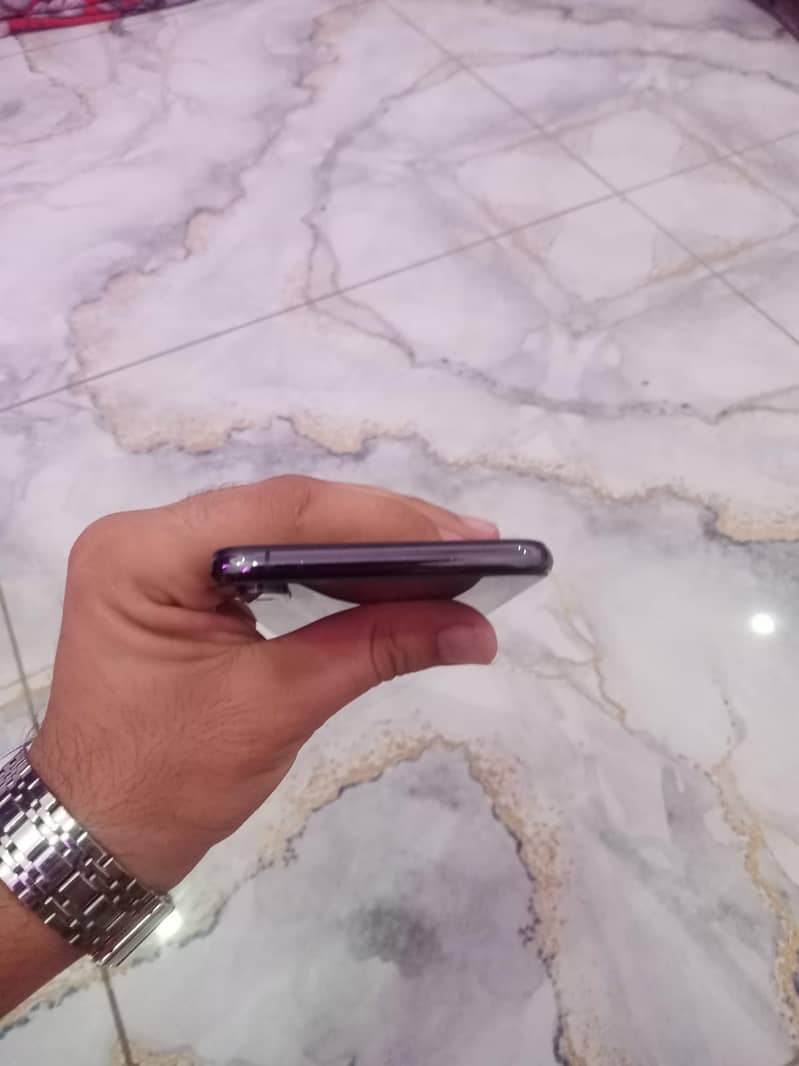 Apple iPhone XS Max 3