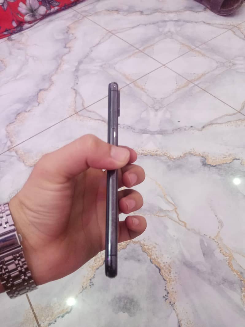 Apple iPhone XS Max 4