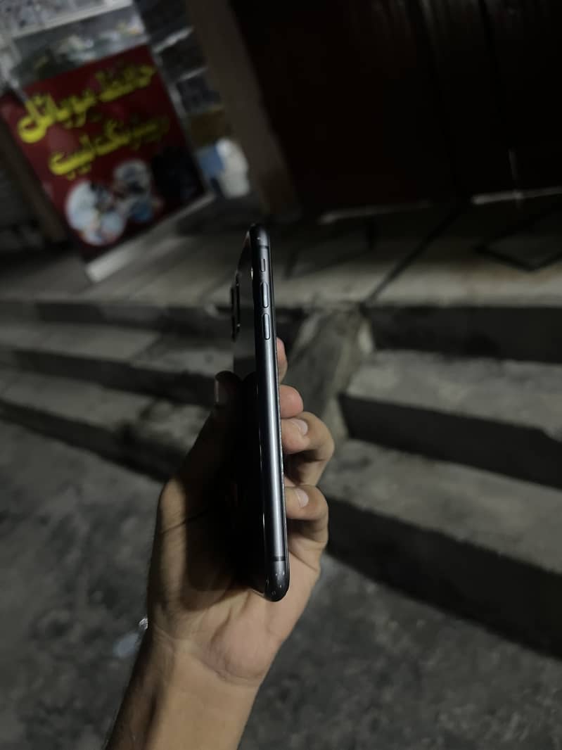 iPhone 11 4