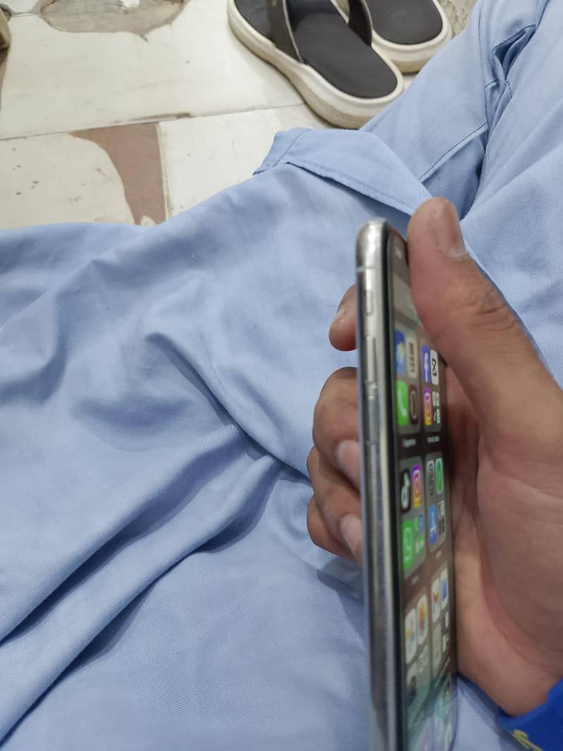 Apple iPhone X 4
