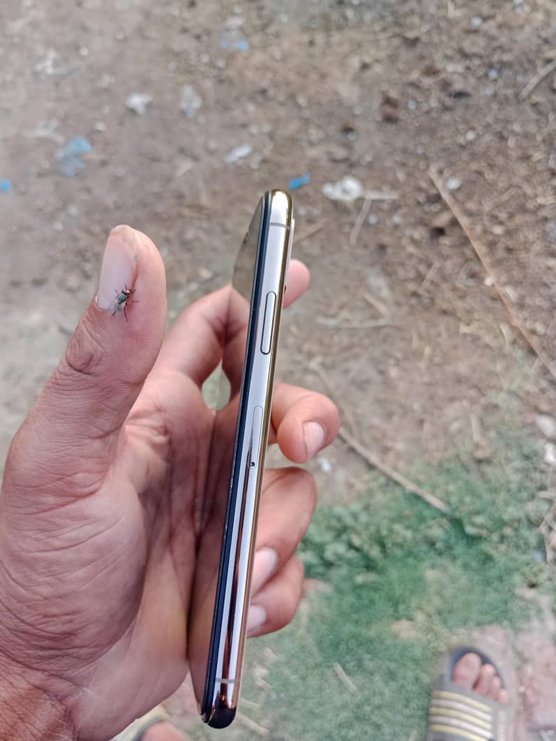 Apple iPhone X 4
