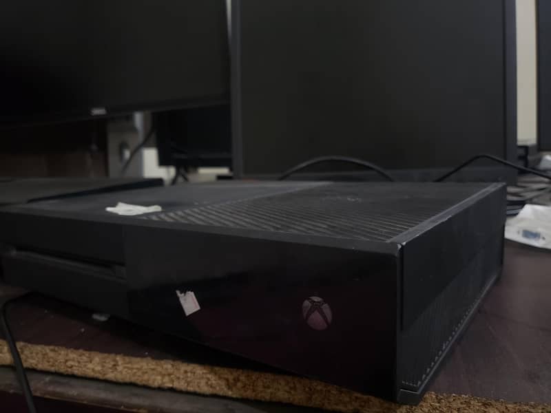 Xbox 1 console with 1 controller 1