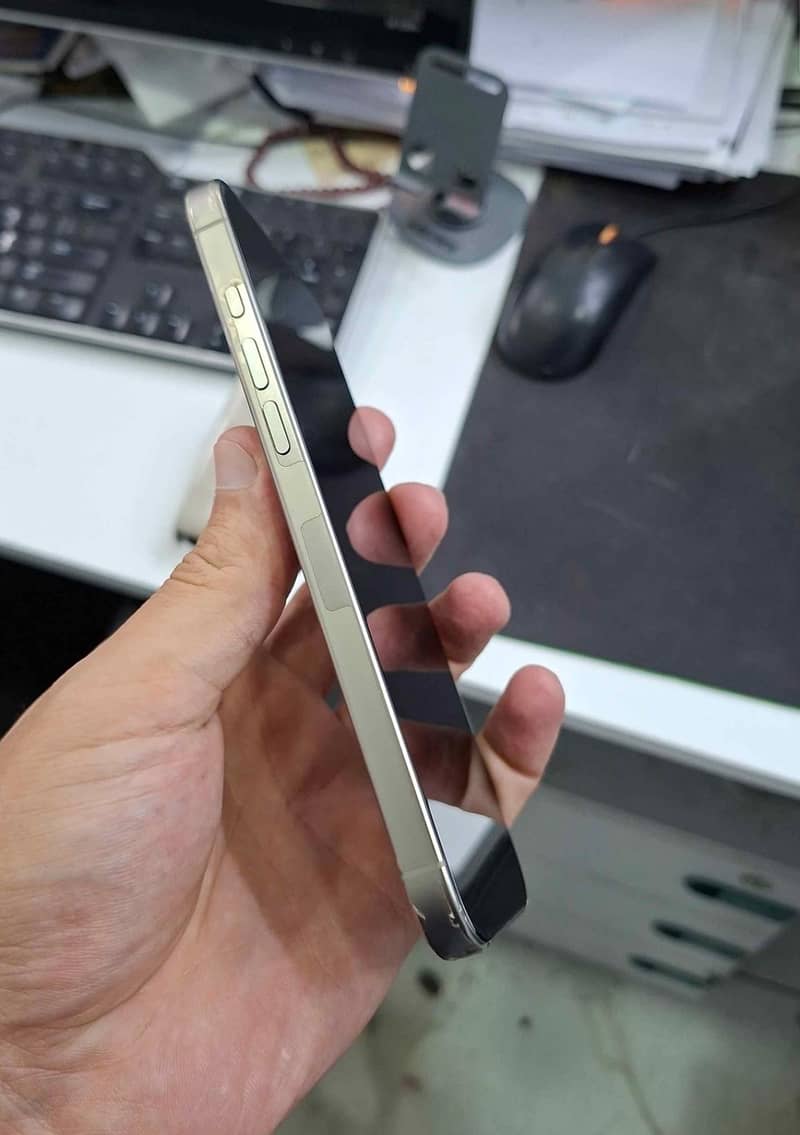 iphone 16 pro max 3