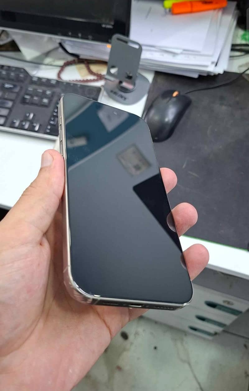 iphone 16 pro max 4