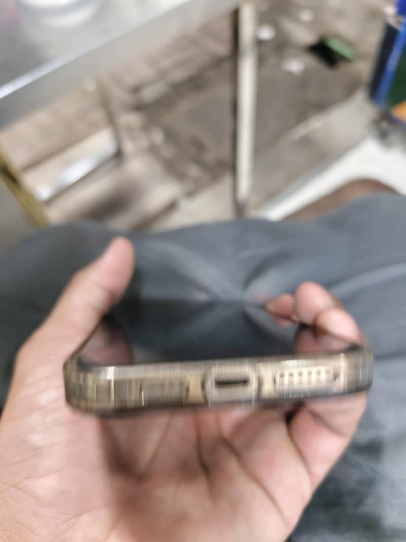 Apple iPhone 16 Pro Max 2