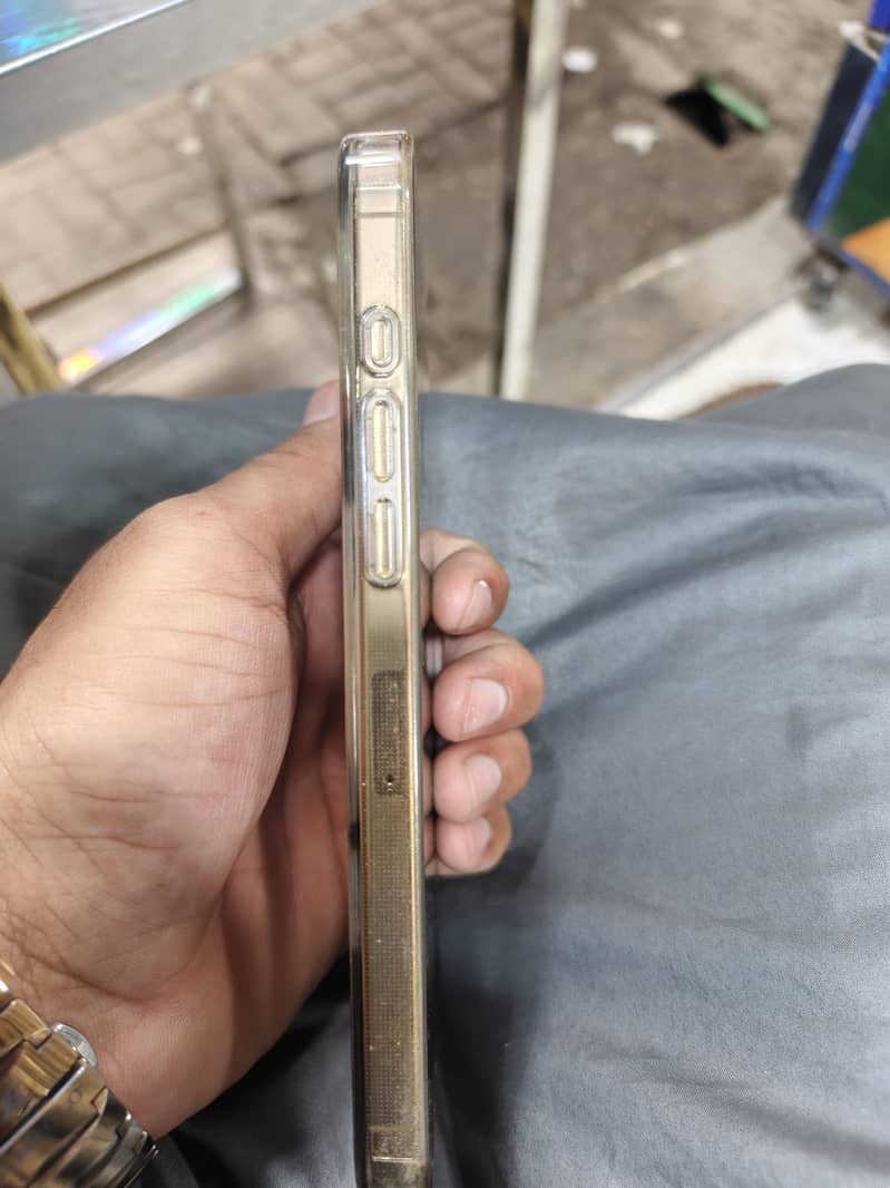 Apple iPhone 16 Pro Max 4