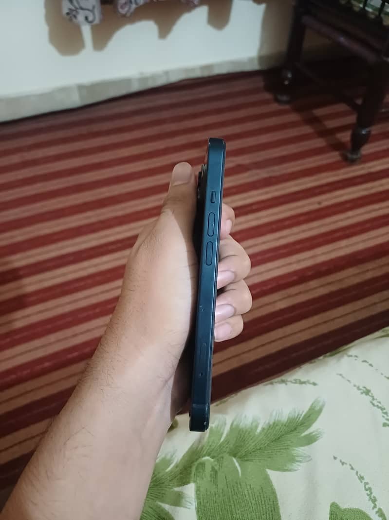 Apple iPhone 13 5