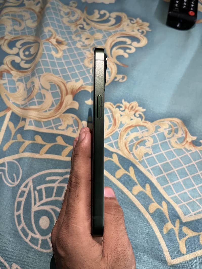 Apple iPhone 13 2