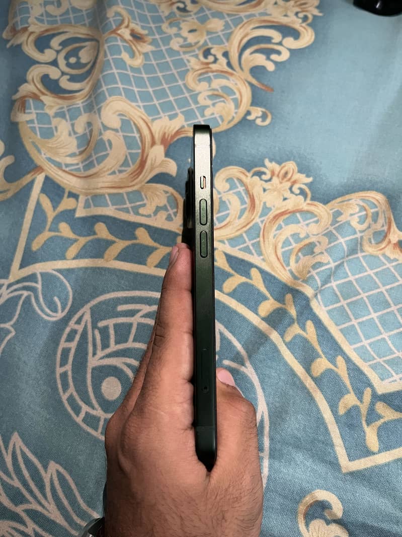 Apple iPhone 13 4