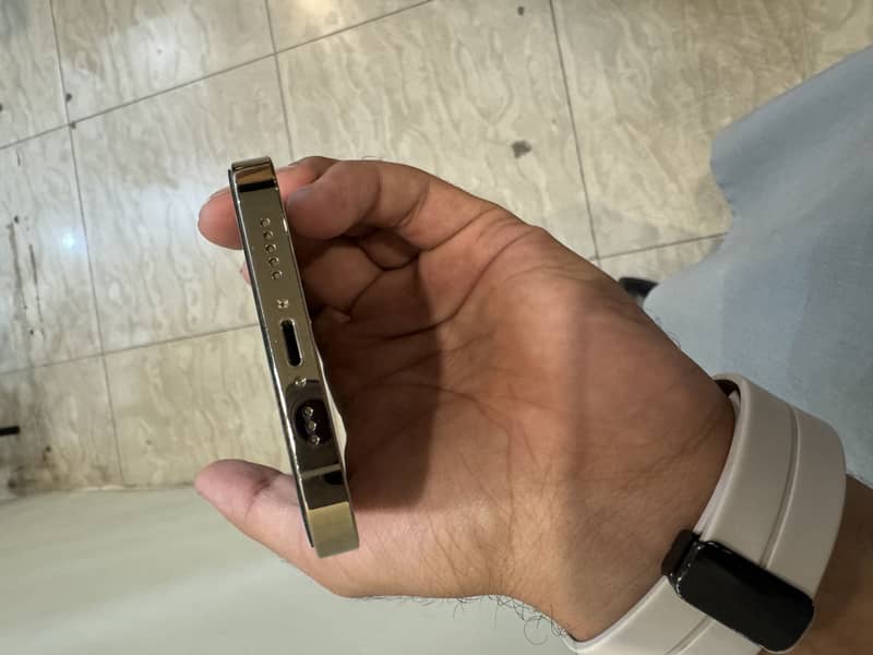 Apple iPhone 12 Pro 4