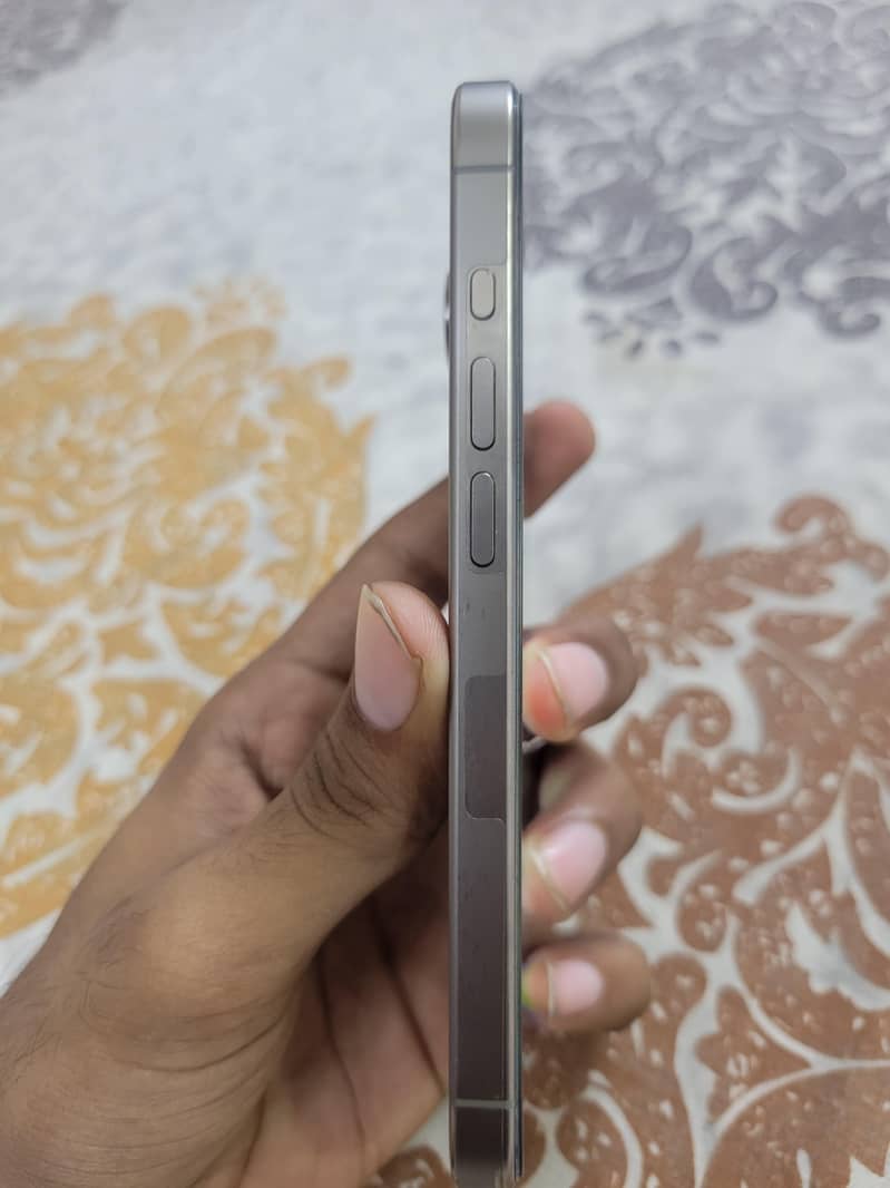 Apple iPhone 15 Pro 4