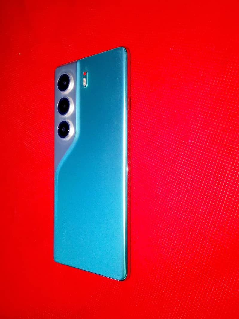 Tecno CAMON 40 Pro 1