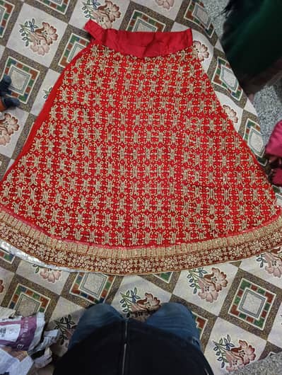 خوبصورت اور شاندار برائیڈل ڈریس مناسب قیمت پر فروخت کے لیے دستیاب ہے۔