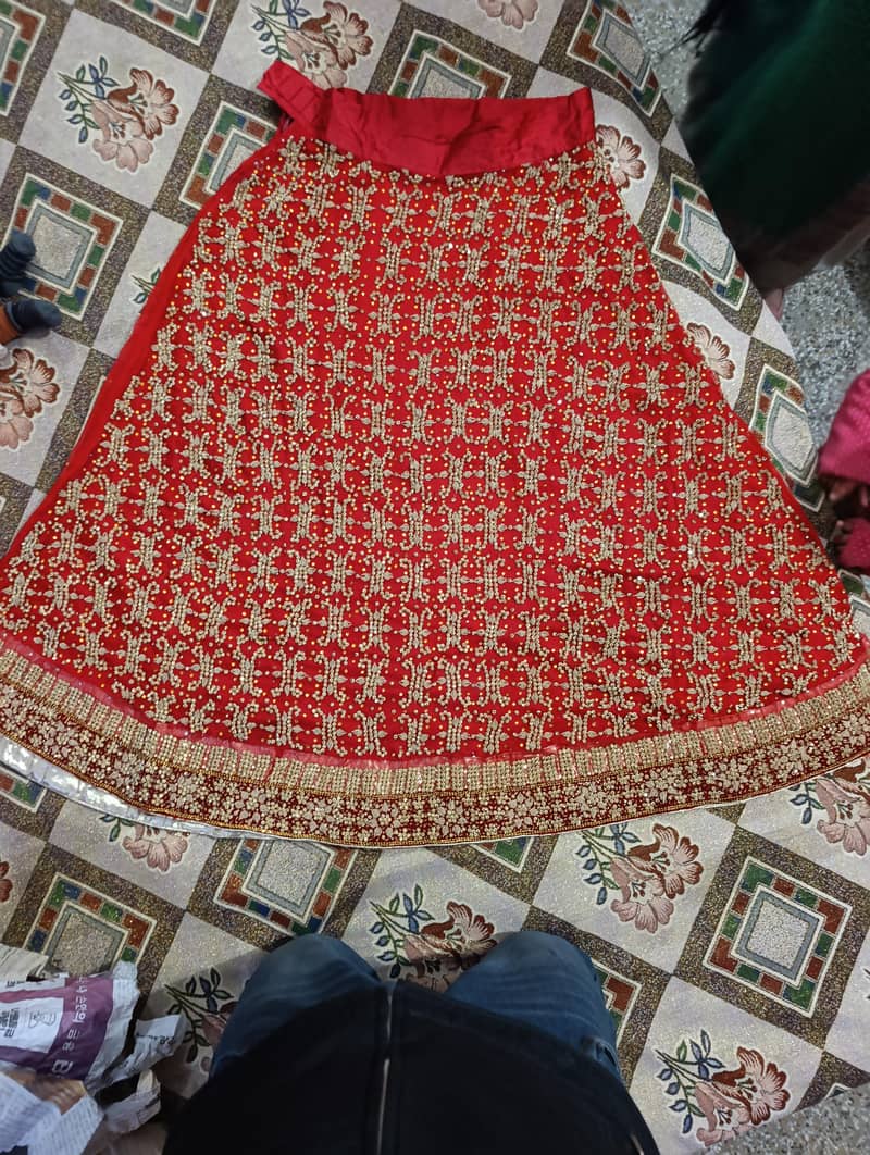 خوبصورت اور شاندار برائیڈل ڈریس مناسب قیمت پر فروخت کے لیے دستیاب ہے۔ 0