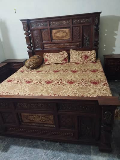 Luxury solid wood king size bedroom set with showcase and dressing Ta