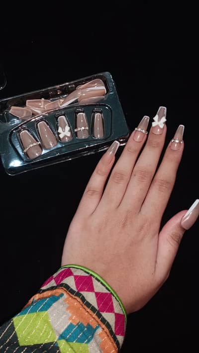 each nail pack me 24 nails hai aur bhot zda reasonable price me hai