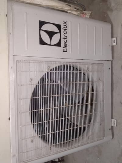 Electrolux 1.5ton inverter 3 season used demand 60,000 final