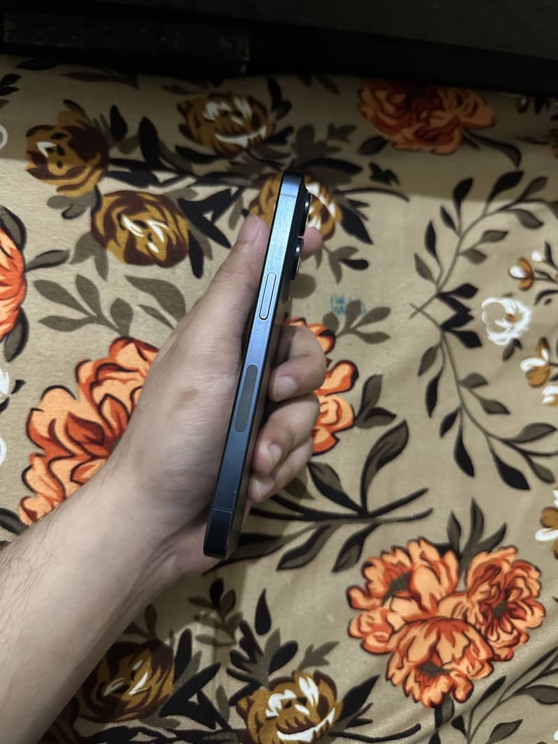 iPhone 15 Pro 4