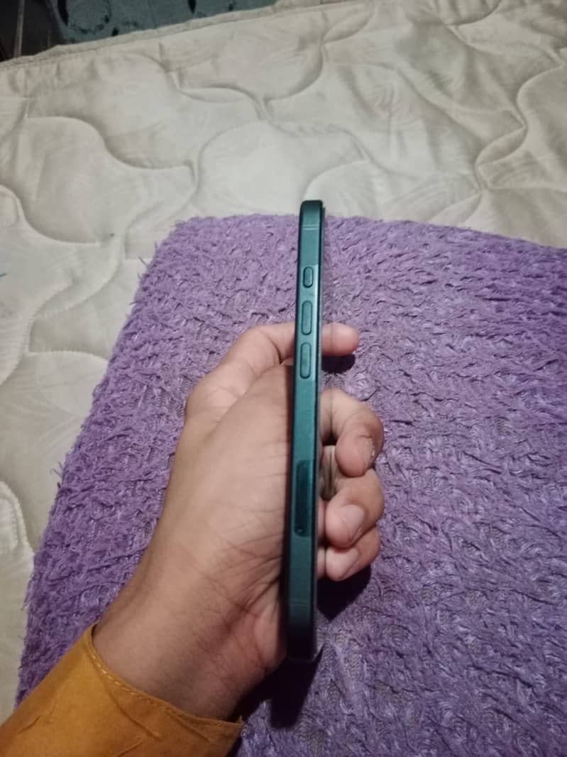 Apple iPhone 16 3