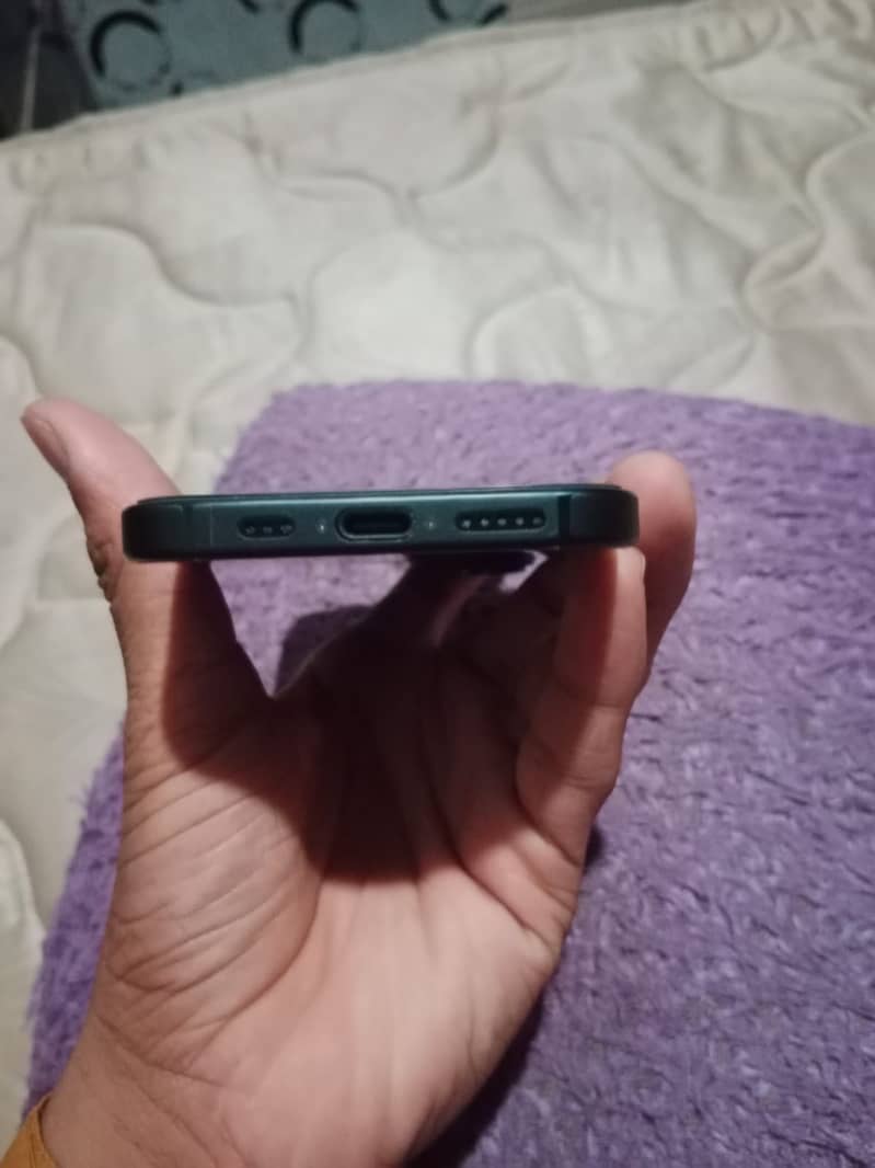 Apple iPhone 16 4