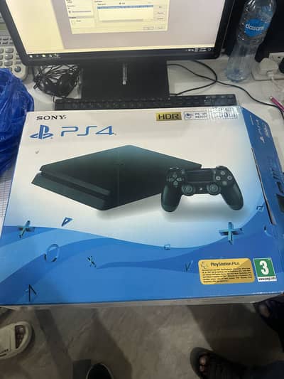 PS4 slim play station