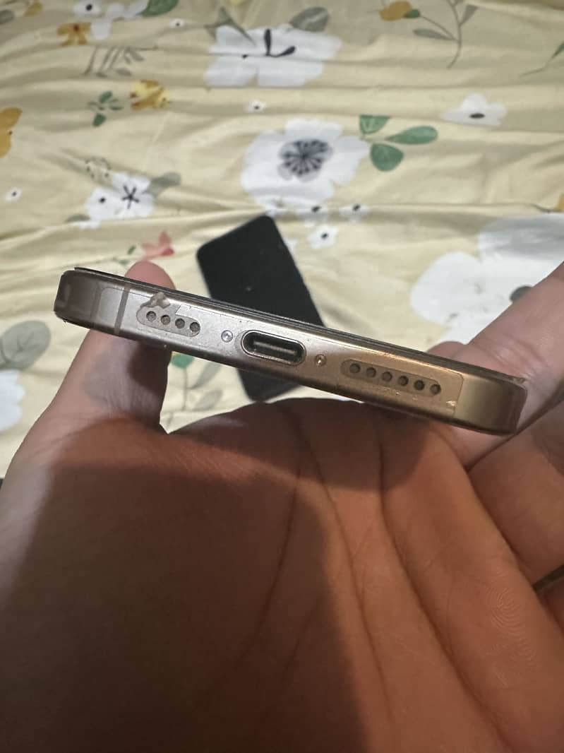 iPhone 16 pro max 4