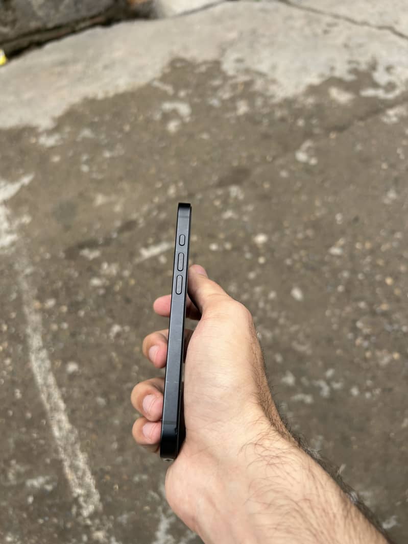 iPhone 16e 1