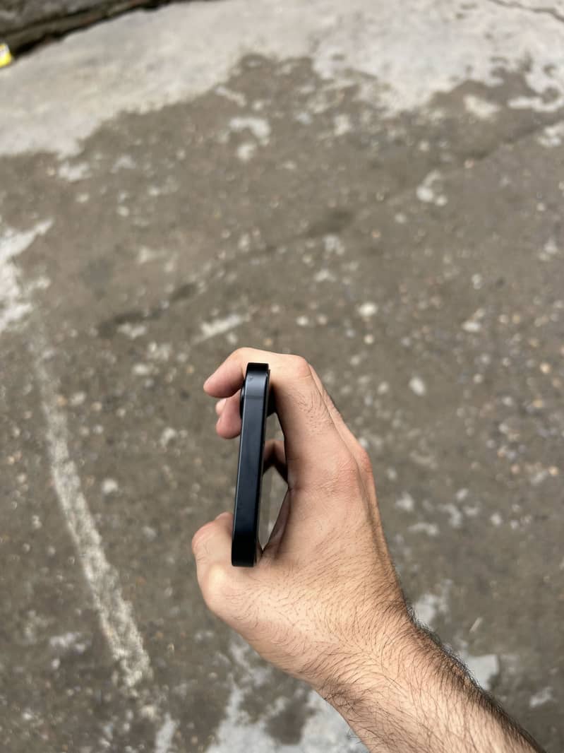 iPhone 16e 3