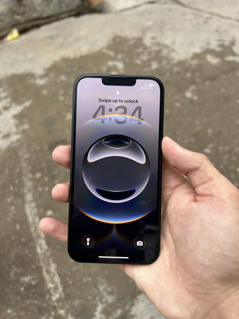 iPhone 16e 4