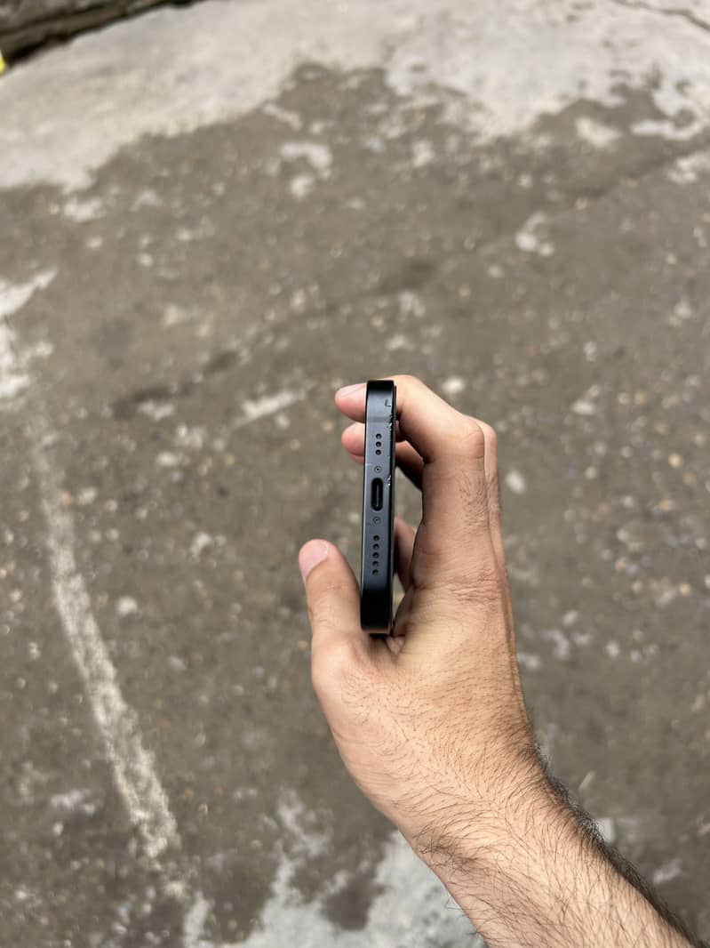 iPhone 16e 5