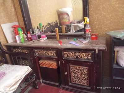 dressing table fr wooden gd condition fr urgnt sale