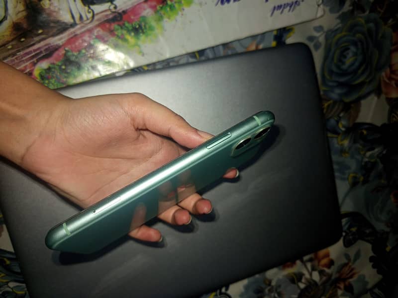 Apple iPhone 11 4