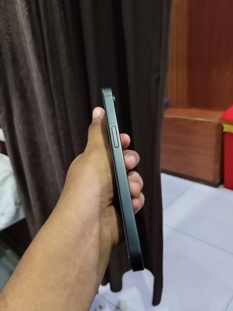 Apple iPhone 16e 2