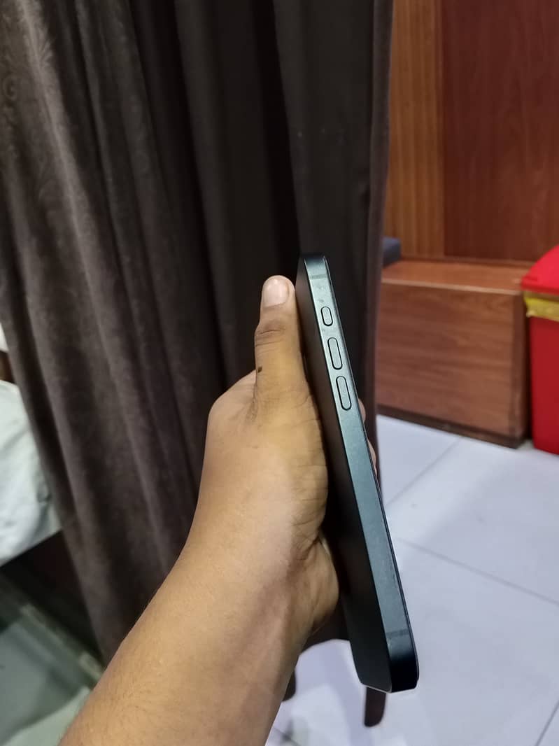 Apple iPhone 16e 3