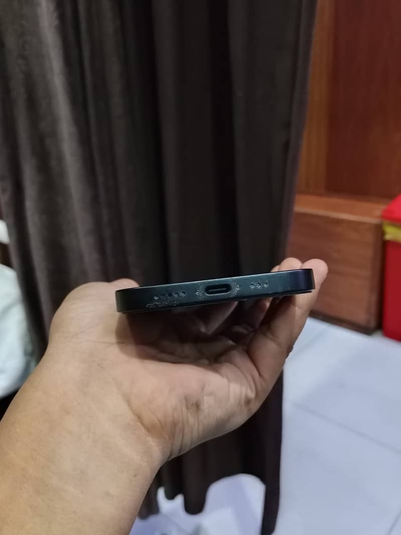 Apple iPhone 16e 4