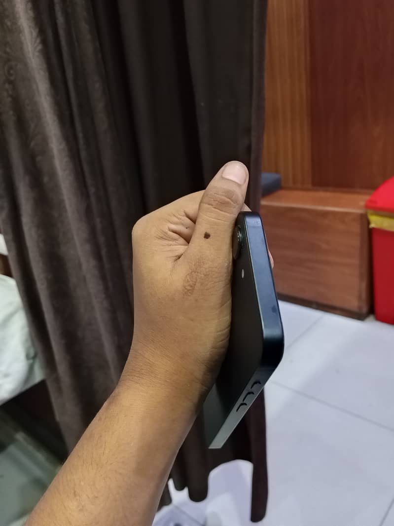 Apple iPhone 16e 6