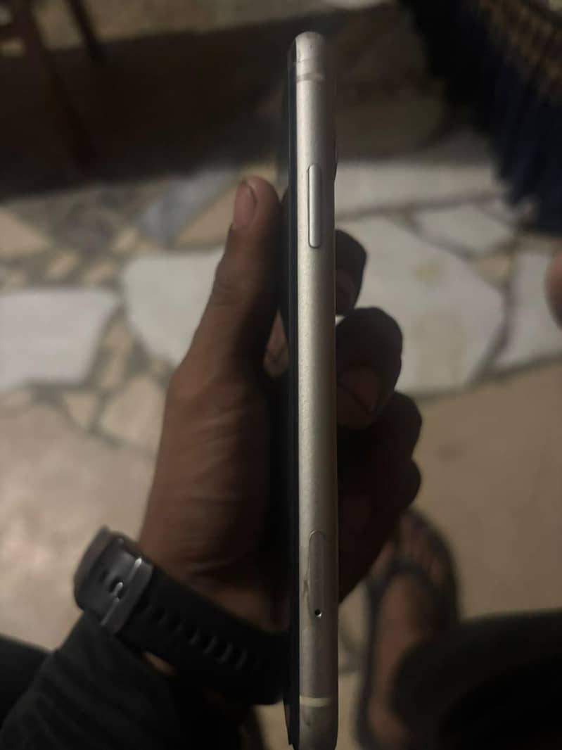 Apple iPhone 11 4