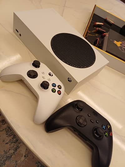 xbox series s 512 gb with 2 extre controllers 10/10 condition
