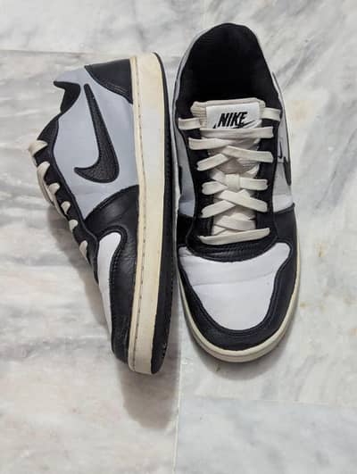 Branded sneackers 10/9.5 condition